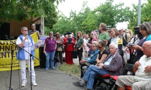 Barbara von Boroviczeny speaks at a protest outside Deutsche Wohnen HQ.