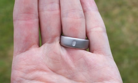 The indentation on the underside of the ring that shows the position of the sensors