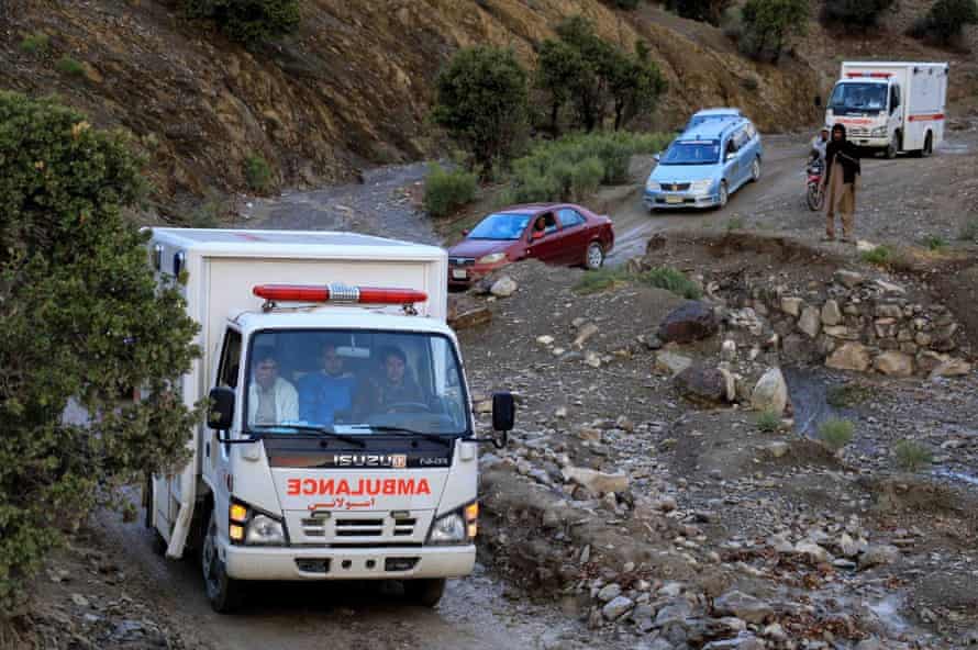 一輛救護車將地震受害者運送到帕克蒂卡州的一家醫院。