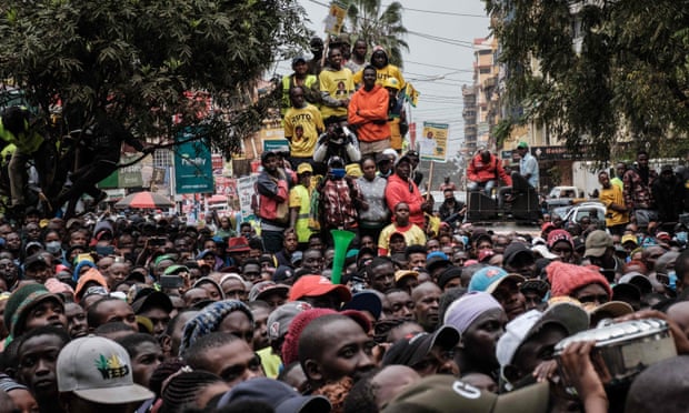 Zwolennicy słuchają podczas wiecu wiceprezydenta Kenii i kandydata na prezydenta Williama Ruto.