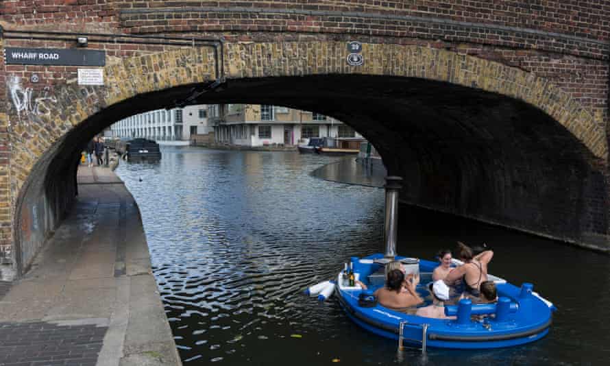 A floating hot tub makes its way along the Regent’s canal.