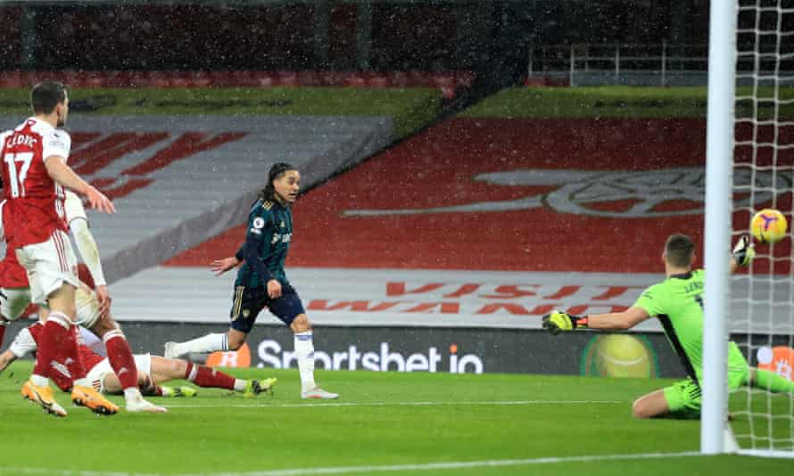 Helder Costa reduces the deficit.