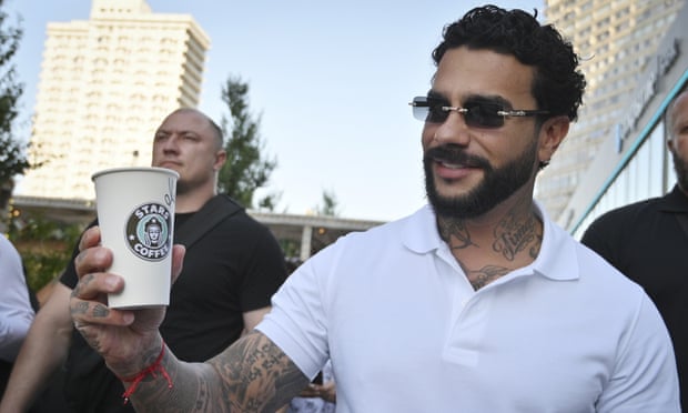 تیمور یونسوف خواننده رپ، معروف به تیماتی، با فنجان قهوه ستاره ها