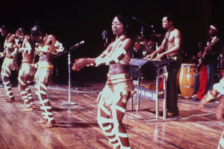 Fela Kuti with dancers during the tour.