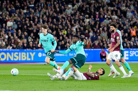 Taty Castellanos scores for West Ham!
