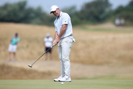 Rory McIlroy putts on the 9th