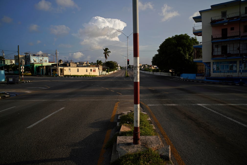 Leere Straßen an der Kreuzung der normalerweise verstopften Avenida 31 y 60 im Stadtteil Playa | Bildquelle: https://www.theguardian.com/world/gallery/2020/sep/03/coronavirus-curfew-in-havana-cuba-in-pictures © Sven Creutzmann/Mambo/Getty Images | Bilder sind in der Regel urheberrechtlich geschützt Leere Straßen an der Kreuzung der normalerweise verstopften Avenida 31 y 60 im Stadtteil Playa | Bildquelle: https://www.theguardian.com/world/gallery/2020/sep/03/coronavirus-curfew-in-havana-cuba-in-pictures © Sven Creutzmann/Mambo/Getty Images | Bilder sind in der Regel urheberrechtlich geschützt