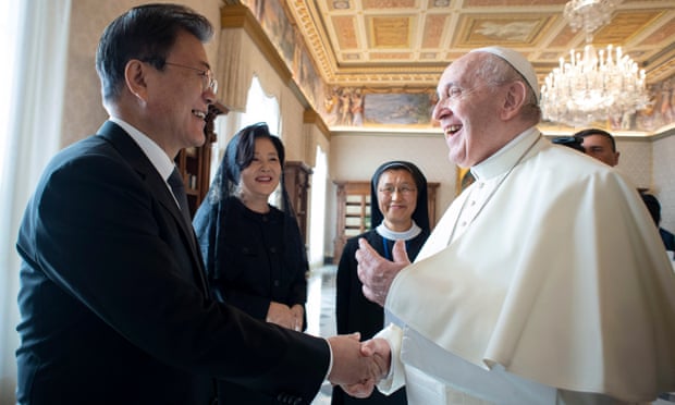 South Korea's president Moon Jae-in met Pope Francis at the Vatican to discuss peace efforts.