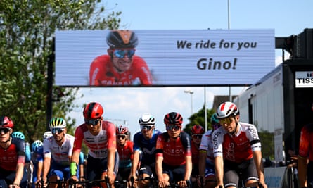 The peloton at the finish line during Friday’s memorial ride in honour of Gino Mäder
