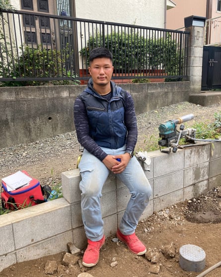 Shota Nagasaki, 30 anni, muratore che posa cemento a Kawasaki, in Giappone.  10:30, 20 luglio 2023