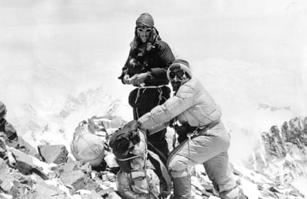 Sir Edmund Hillary e l'alpinista Tenzing Norgay sulla vetta del Monte Everest, 1953