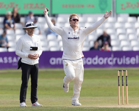 Simon Harmer in action for Essex against Surrey
