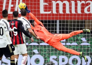 Juventus’ goalkeeper Wojciech Szczesny makes a save.