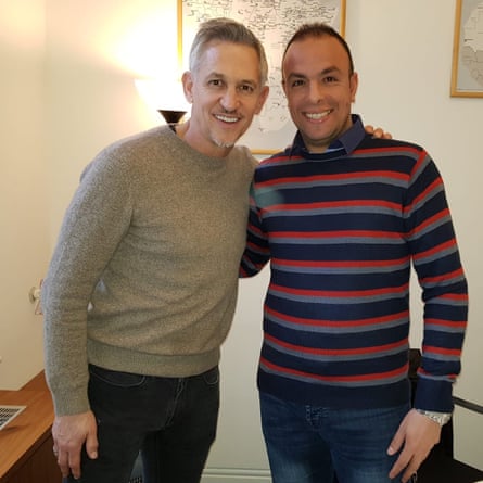 Fahd Saleh rencontre Gary Lineker à Londres lors du lancement d'un livre pour soutenir les réfugiés