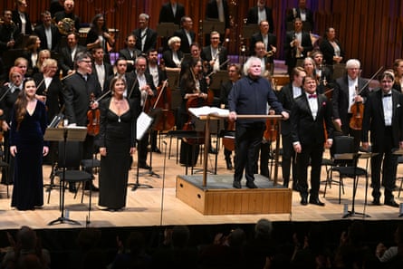 Doubravka Novotná (Krista), Marlis Petersen (Emilia Marty), Sir Simon Rattle, Aleš Briscein (Albert Gregor) and Svatopluk Sem (Baron Jaroslav Prus) with Simon Rattle and the London Symphony Orchestra in a concert performance of the Makropulos Affair.
