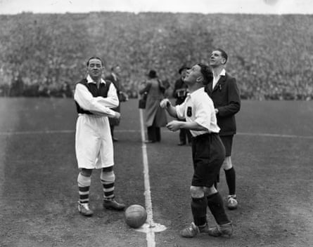 Le capitaine d'Arsenal, Alex James, regarde Jackie Bestall de Grimsby se lancer avant la demi-finale de la FA Cup en 1936.