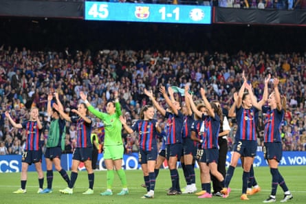 Para pemain Barcelona merayakan keberhasilan mencapai final.