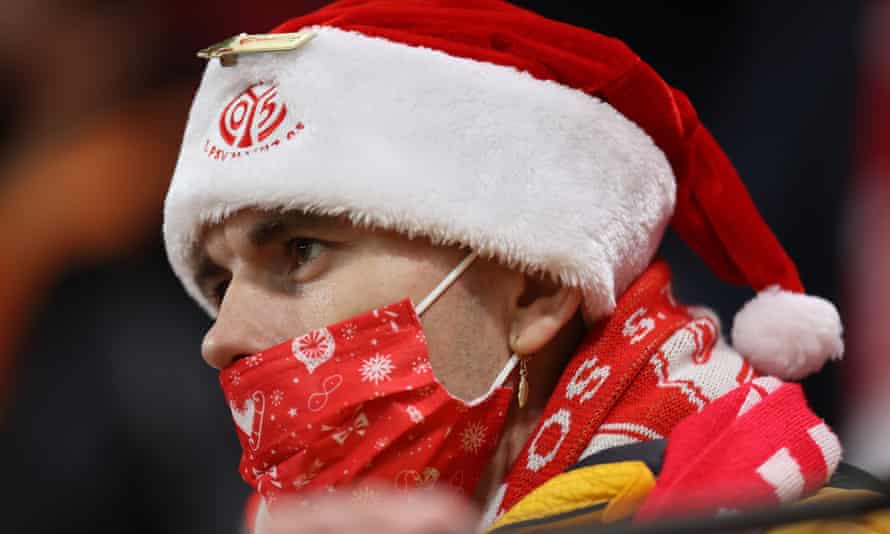 Mainz 05 fans wearing Christmas hats