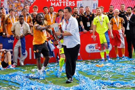 Acun Ilıcalı with the trophy