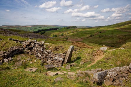 المراعي والحجارة في يوم مشمس في شمال إنجلترا