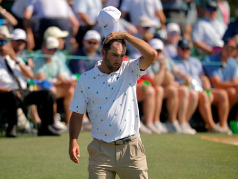 अमेरिका के स्कॉटी शेफ़लर तीसरे राउंड के दौरान 18वें होल पर प्रतिक्रिया करते हैं।