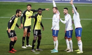 Charlie I’Anson (third from right) lines up at a set-piece for Rayo Majadahonda.