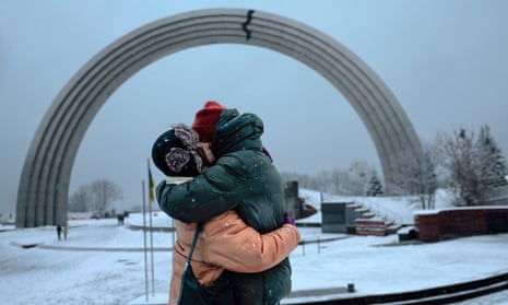 Una pareja se abraza en la nieve en el arco de la libertad del pueblo ucraniano el 27 de noviembre en Kyiv, Ucrania.