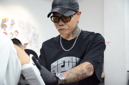 Kiljun tattooing a client at his studio in Seoul