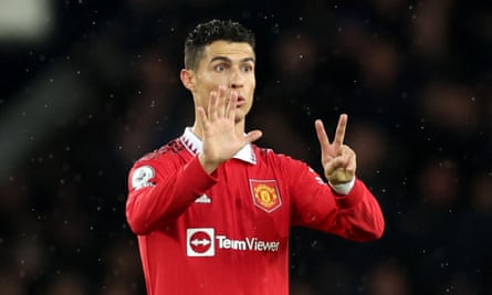 Cristiano Ronaldo montre sept doigts, un pour chaque siècle de buts dans sa carrière