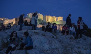 Les gens devant l'Acropole d'Athènes.