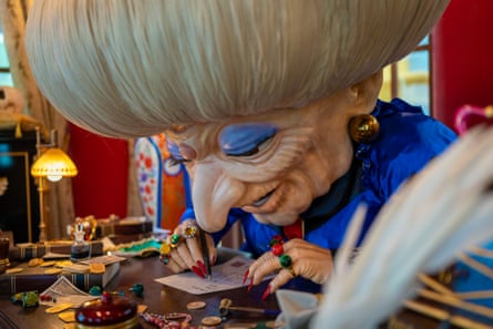 Modèle grandeur nature du personnage de la sorcière Yubaba de Spirited Away, qui a détenu le record du box-office japonais pendant près de deux décennies.