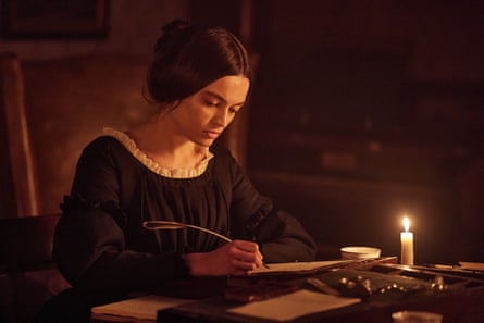 Emma Mackey dans le rôle d'Emily Brontë dans le premier film de Frances O'Connor.