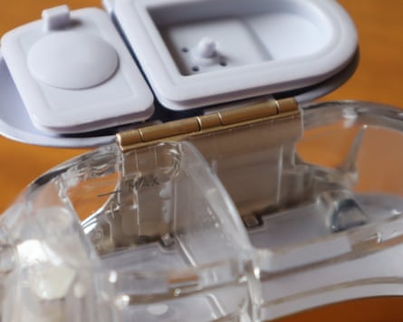 Closeup image of the Shark FacialPro Glow’s water tanks.