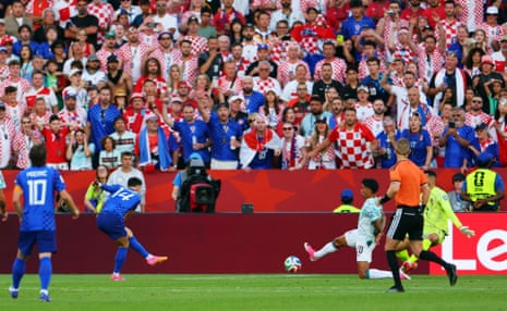 Ivan Perisic scores for Croatia!