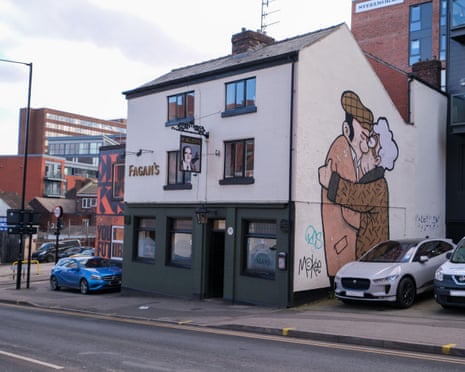 Интерьер паба с празднующими людьми