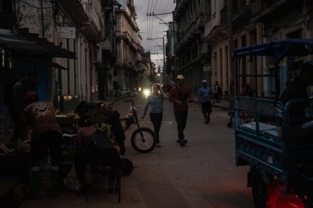 unlit Cuban street.