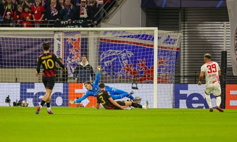 Benjamin Henrichs fires just wide as Leipzig go close.