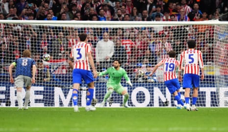 Julian Alvarez scores