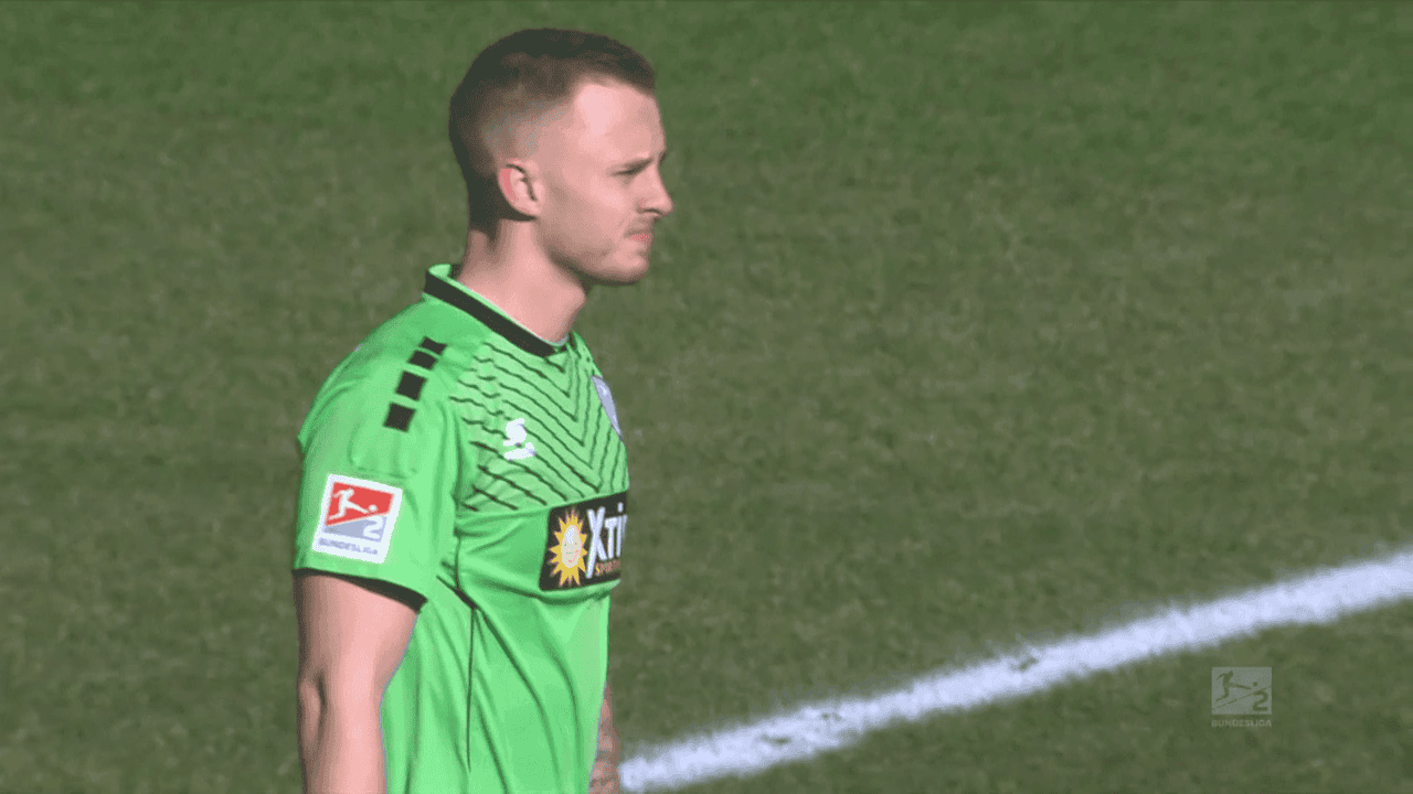 Fakta Dibalik Kiper yang Sedang Minum Saat Gawangnya Kebobolan