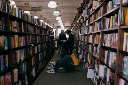 مردم در طبقه چهارم Barnes & Noble در Union Square در شهر نیویورک کتاب می‌گردند.