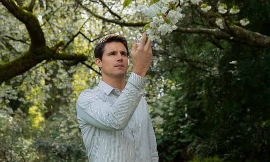 Robbie Amell in Upload.