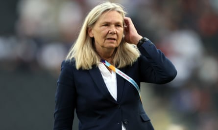 La entrenadora de Finlandia, Anna Signol, durante el partido del Campeonato Europeo Femenino contra Alemania.