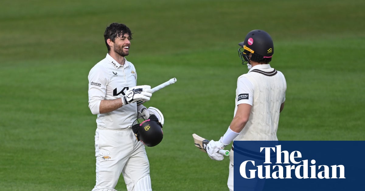 Foakes to the rescue for Surrey as County Championship makes its earliest start