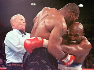 El árbitro Lane Mills interviene cuando Evander Holyfield es mordido por Mike Tyson.