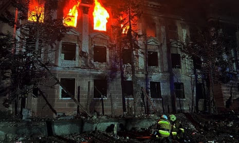آتش نشانان در محل یک ساختمان آسیب دیده در اثر حمله موشکی روسیه، در بحبوحه حمله روسیه به اوکراین، در میکولایف، اوکراین، 27 آوریل 2023 کار می کنند.