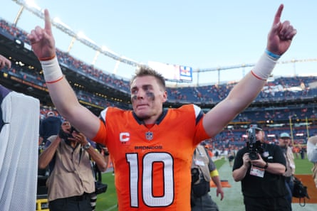 Bo Nix of the Denver Broncos celebrates after his team's 33-32 victory over the New York Giants.