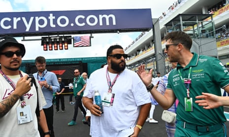 DJ Khaled echa un vistazo más de cerca a los procedimientos previos a la carrera.