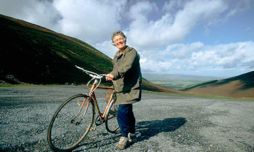 Dervla Murphy avec son vélo en Irlande, 1990.