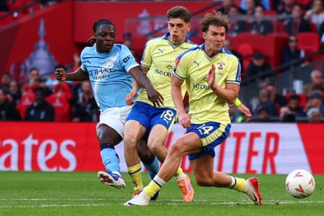 मैनचेस्टर सिटी के जेरेमी डोकू ने साउथेम्प्टन के खिलाफ अपनी टीम के लिए बराबरी का गोल किया।