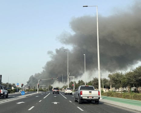 Luftaufnahme eines Nahen Ostens Stadt“ /><p>Cooper betonte das Engagement der Regierung, den <strong>verletzlichsten britischen Staatsangehörigen</strong> in der Region Vorrang einzuräumen, und unterstrich damit den Ernst der Lage. Der bevorstehende Charterflug aus Oman wird als entscheidender Schritt zur Gewährleistung der sicheren Evakuierung dieser Personen angesehen, die aufgrund der anhaltenden Feindseligkeiten möglicherweise erheblichen Risiken ausgesetzt sind.</p><p>Die Entscheidung, den Flug aus Oman zu chartern, spiegelt die Bemühungen der Regierung wider, alternative Routen und Transportmethoden zu finden, da die <strong>Schließung des Luftraums</strong> die Möglichkeiten für diejenigen, die die Region verlassen möchten, stark eingeschränkt hat. Dieser Schritt ist Teil einer umfassenderen Reihe von Maßnahmen, die das Vereinigte Königreich ergreift, um seine Bürger zu unterstützen und die Auswirkungen des <strong>Iran-USA-Israel-Konflikts</strong> auf britische Staatsangehörige in der Region abzumildern.</p><img src=